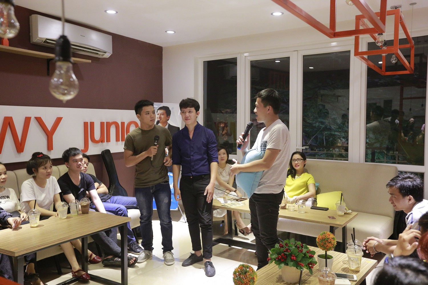 Hào hứng Coffee Talk số 1– Nghề dẫn chương trình