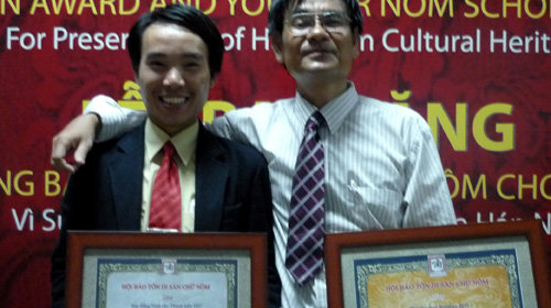 Trao giải thưởng cho hai chuyên gia chữ Nôm