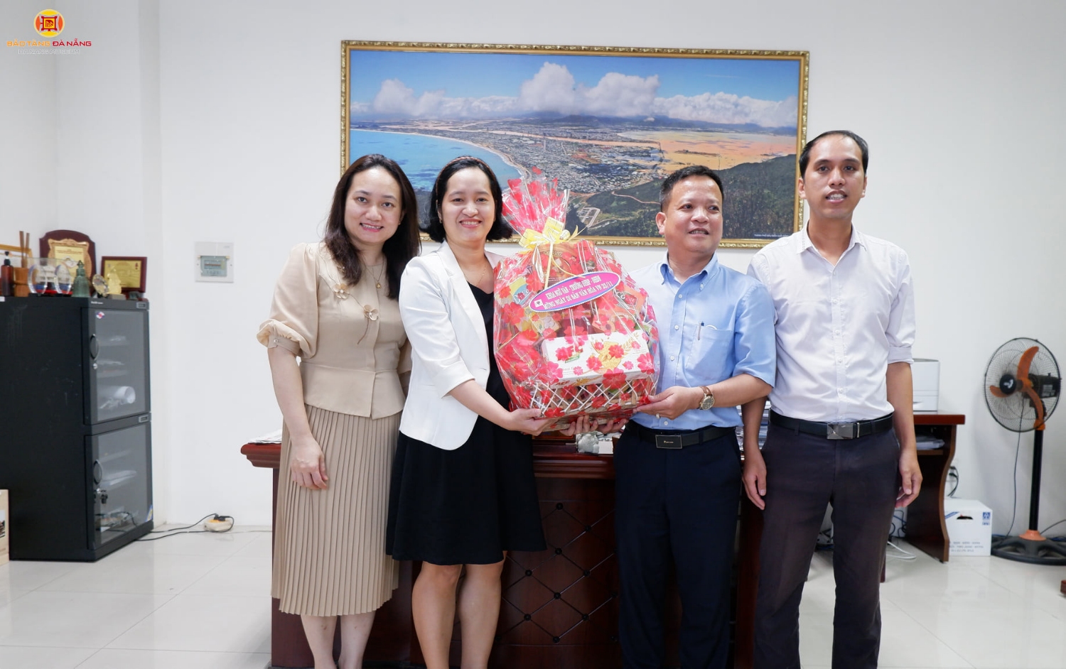 Đại diện Khoa Ngữ văn đến thăm và chúc mừng tại Bảo tàng Đà Nẵng. Ảnh: Bảo tàng Đà Nẵng