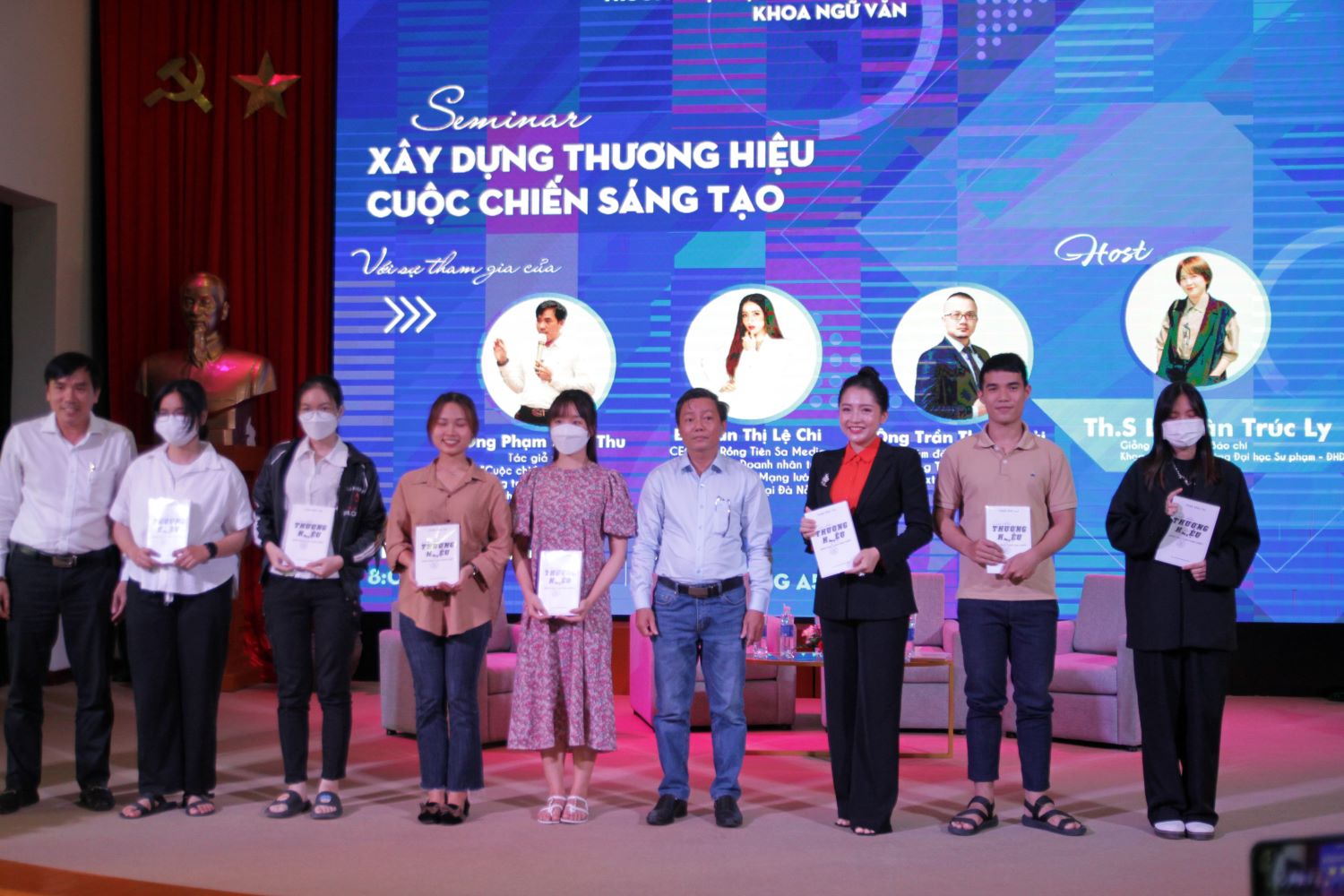 Các bạn sinh viên được tặng sách “Cuộc chiến thương hiệu – Sáng tạo hay chịu chết?”