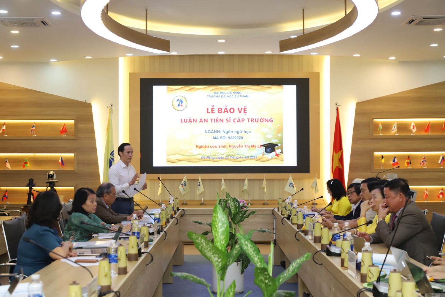 Bảo vệ luận án tiến sĩ cấp trường của NCS Nguyễn Thị Mỹ Lệ - Ngành  Ngôn ngữ học